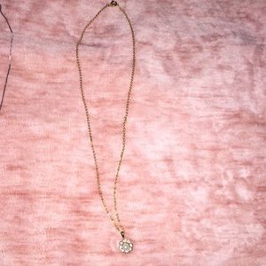 Gold necklace with pearl and diamond detail